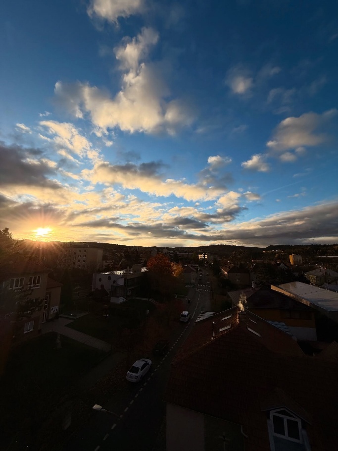 Může jít o obrázek horizont, stmívání a mrak