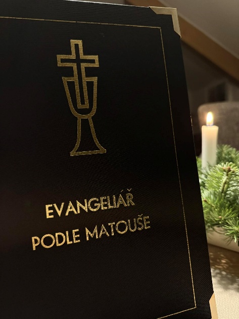 Může jít o obrázek kniha a text, kde se píše EVANGELIAR PODLE MAT PODLEMATOUSE MATOUSE မ