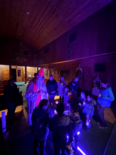 Může jít o obrázek osvětlení a dav